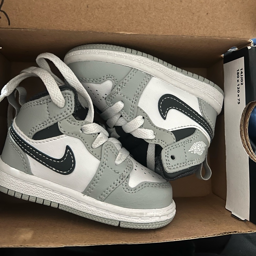 Jordan 1 mids for baby excellent condition. Gray blue and white